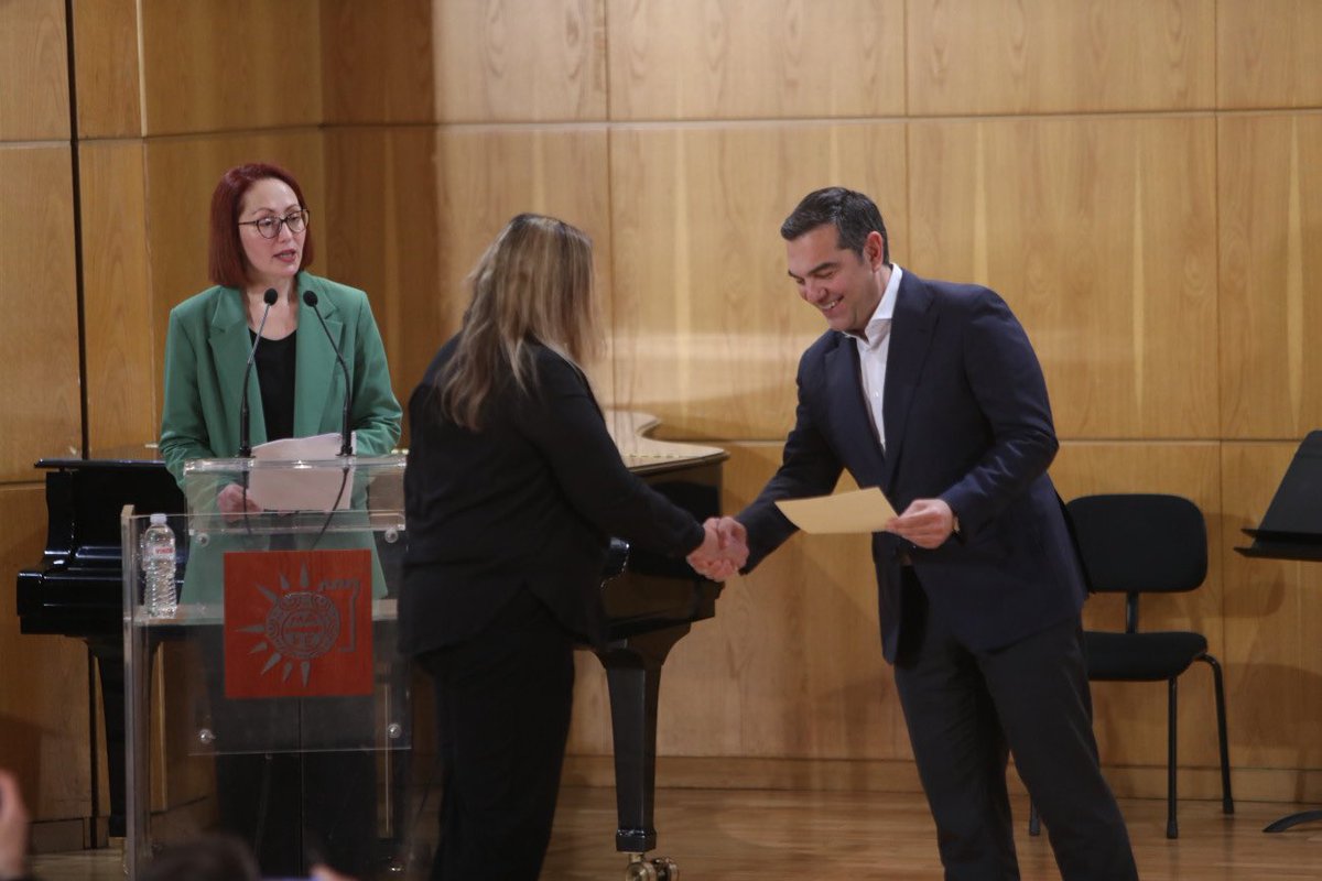 Marka2free's tweet photo. Αλέξης #Τσιπρας: «Αν δεχθούμε το δίκαιο του ισχυρού στις διεθνείς σχέσεις, το δεχόμαστε και σε εθνικό επίπεδο – στους θεσμούς, στη κοινωνία, στις ζωές μας. Δεχόμαστε, η δημοκρατία και η δικαιοσύνη να καταληφθούν από ολιγάρχες και μεγάλα συμφέροντα, όπως γίνεται στις ΗΠΑ» https://t.co/nzy5NJxvJQ