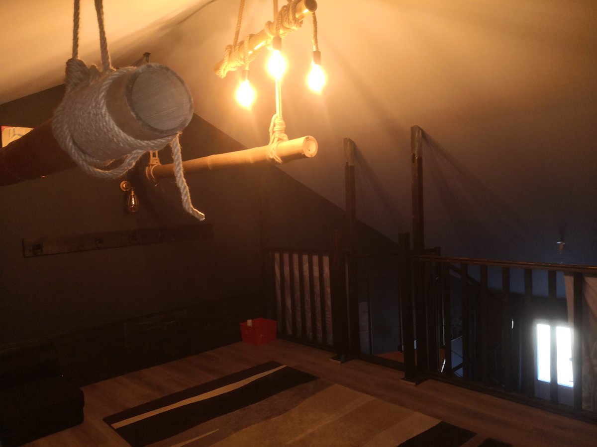 Petit coin cocooning pour vos séances de shibari à l'Antre Des Vices. En perpétuelles adaptations, le Nid Des Dépravations et sa mezzanine sauront garder vos séances intimistes si vous le souhaitez.
#antredesvices #gitebdsm #donjonbdsm #bdsm #munchandplay