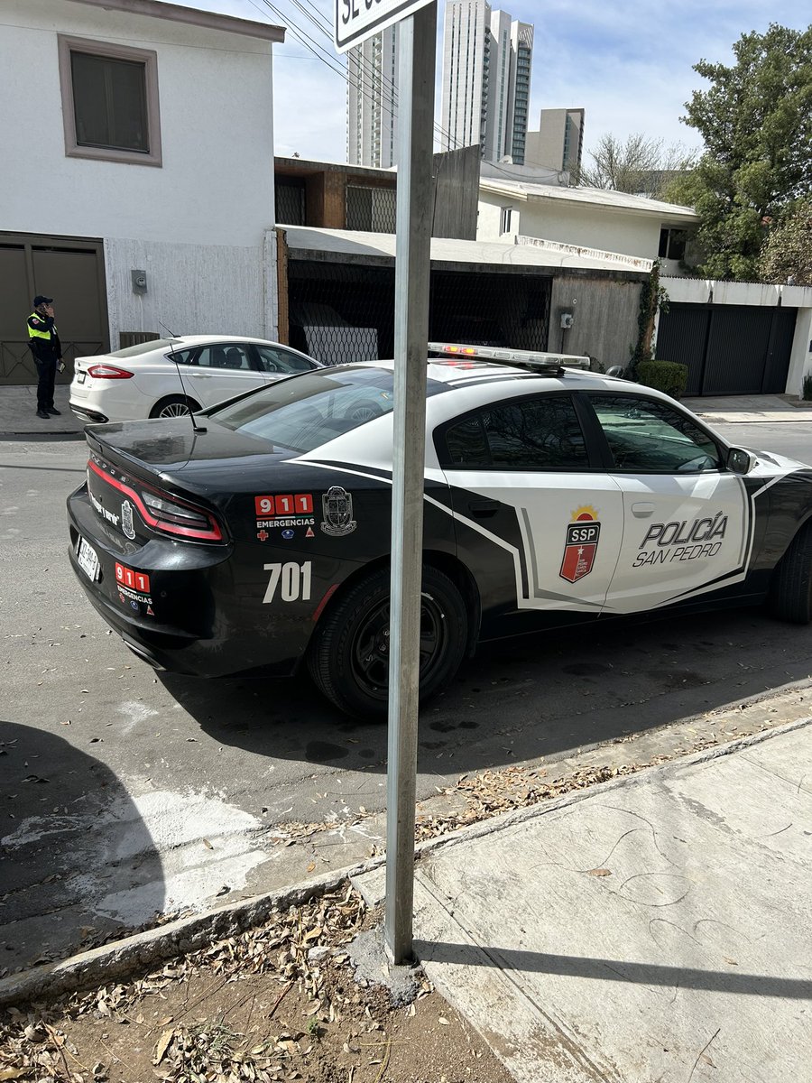 ross_runrai's tweet photo. @info7mty en #SanPedro acaban de poner los letreros de no estacionarse y ya se llevaron varios carros, por las “quejas” de los vecinos que no les gustan carros frente a sus casas, todas las personas trabajan en la zona. https://t.co/A1w8cyxw2L