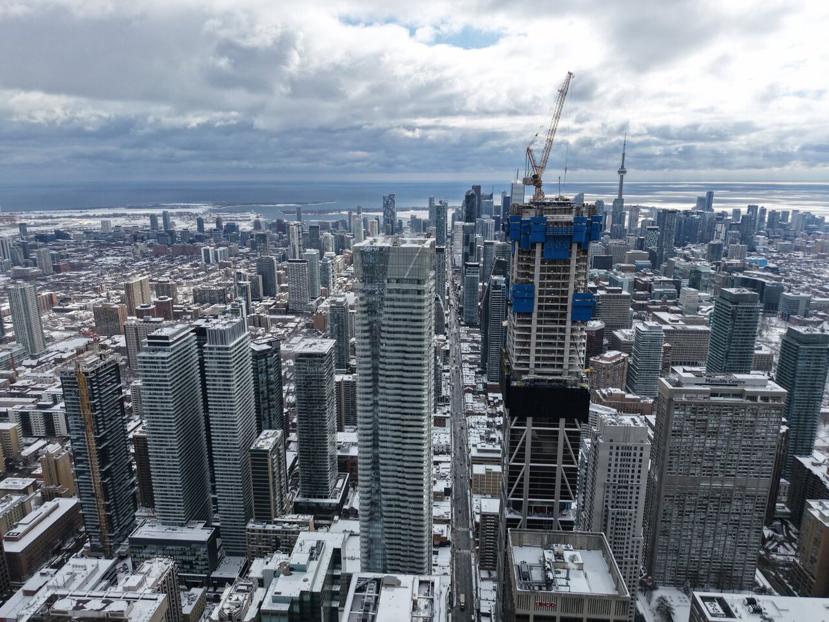 Approaching its final height, The One stands tall above the snow covered streets of Toronto. urbantoronto.ca/forum/threads/…

#Toronto #skyline #architecture #construction #UTForum