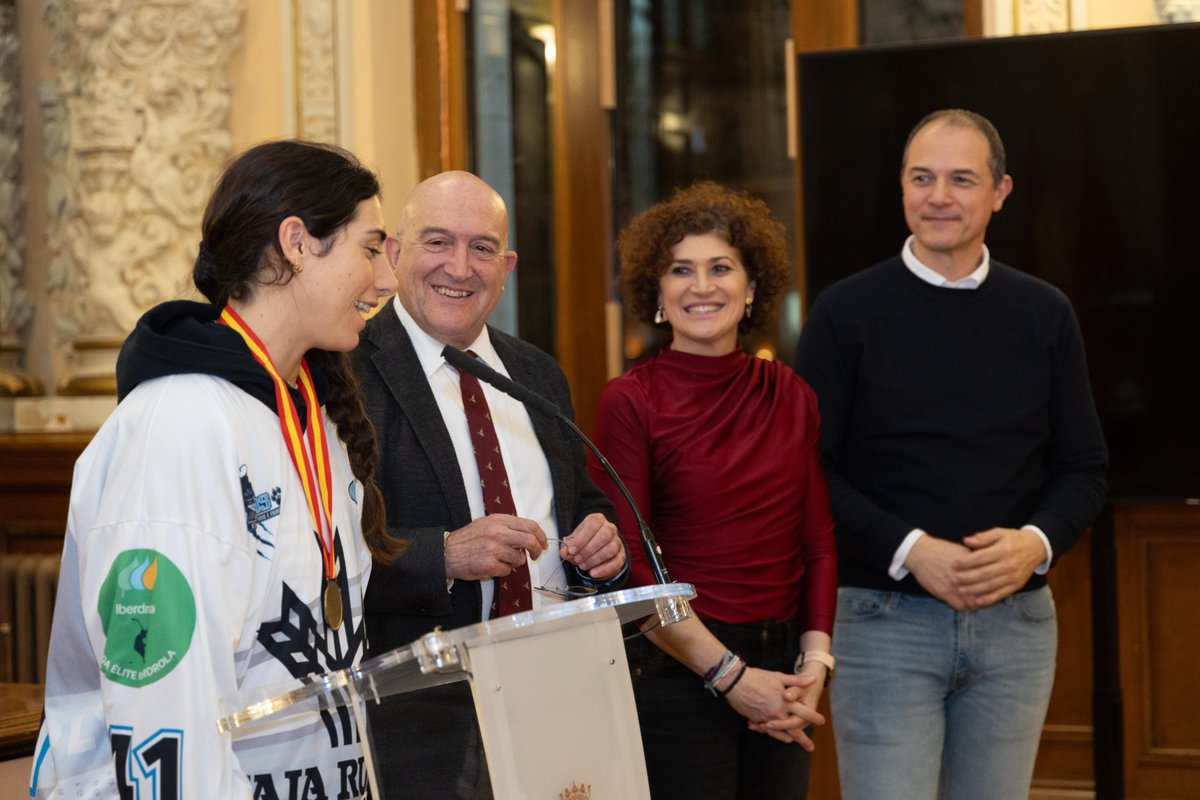 🏒 #Hockey | El alcalde <a href="/JesusJCarnero/">Jesus Julio Carnero</a> ha recibido al <a href="/cplv_official/">Club Patinaje en Línea Valladolid</a> Panteras después de conquistar la 5ª Copa de la Reina, este pasado fin de semana, en Las Palmas de Gran Canaria