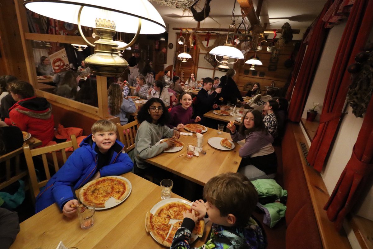 P7 SKI TRIP | Pizzas have been demolished and we’re back at the hotel getting ready for room inspection! 🍕🎿⛷️