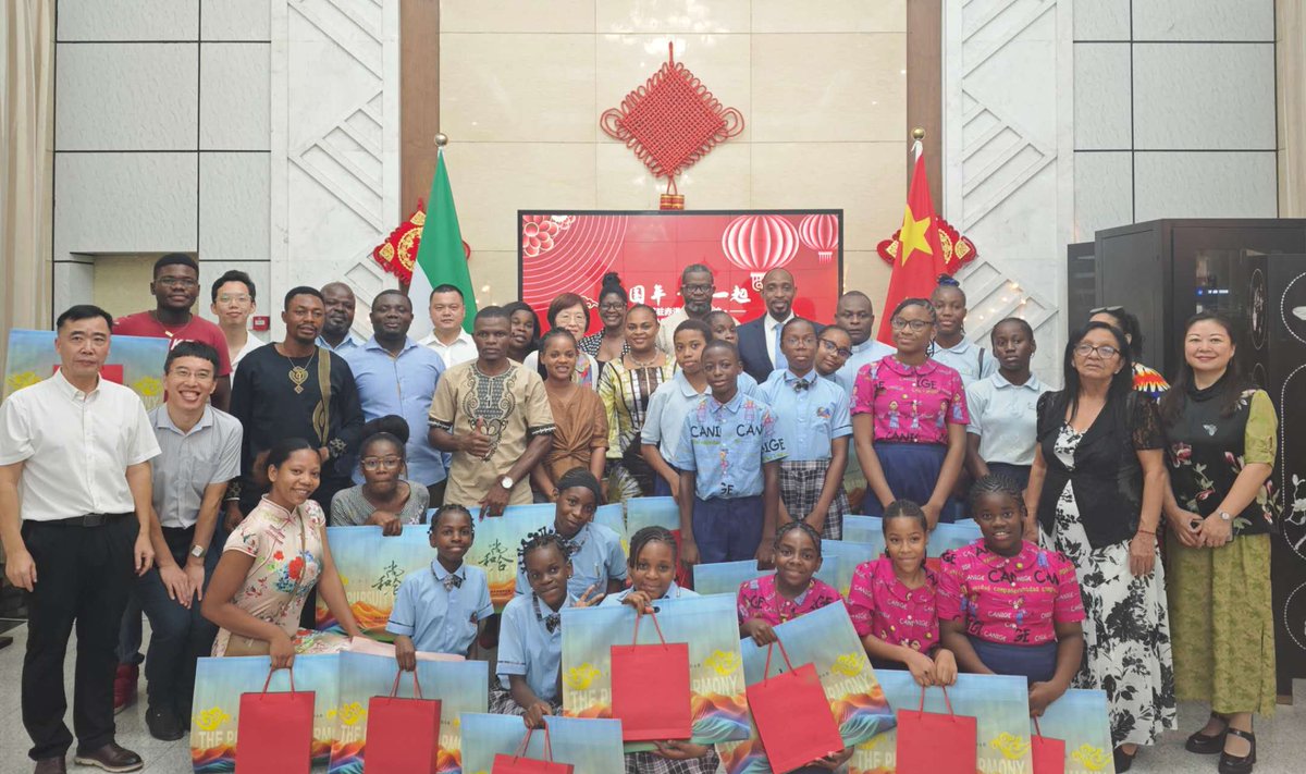 Ayer, pasamos juntos una magnífica noche cultural con los amigos de CANIGE, Escuela La Amistad S&amp;P y UNGE experimentando los rituales del Año Nuevo Chino #springfestival2025 #AñoNuevoChino #CulturaChina