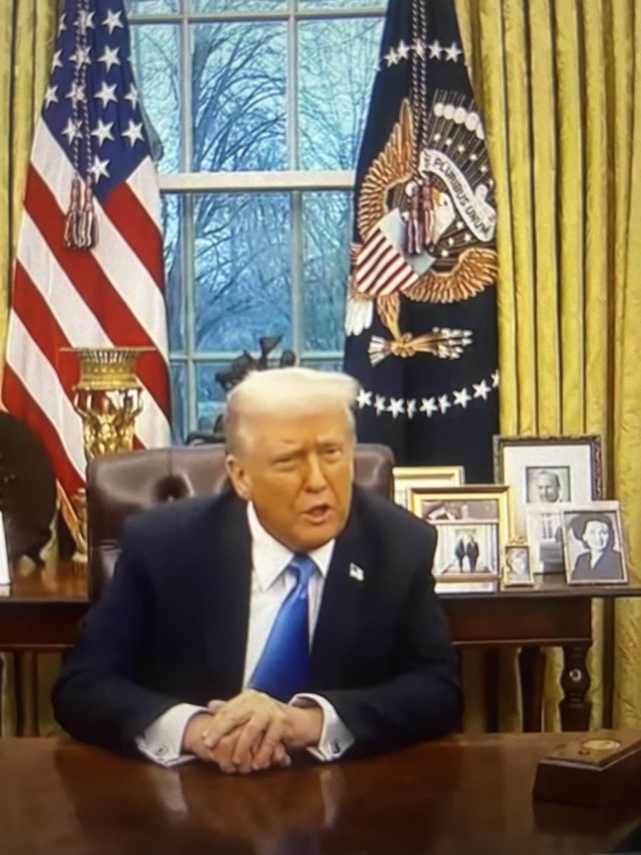 karleyigh's tweet photo. He needs to fire his makeup artist the color match is insane. https://t.co/HRjLTHF6cK