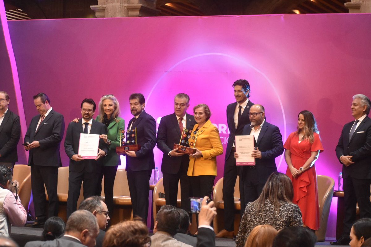 IMSSNL's tweet photo. ¡El trabajo y la buena actitud se nota! 🙌
El #IMSSNL 🤠 es reconocido por el @cceoficialmx, @premiocalidad y @VozDLasEmpresas como "Empresa Excepcional", con el distintivo “Práctica Excepcional” por la implementación del modelo #UCMA 🍏🍇🥭 https://t.co/XVDsQcXKKV