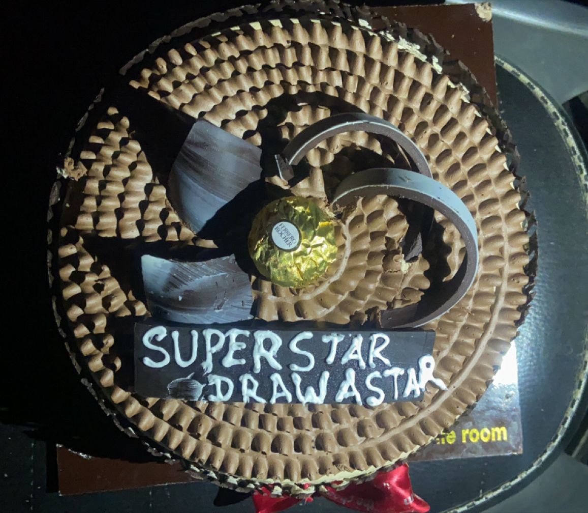 Today my colleague ordered a cake online , and in the description she mentioned to write Superstar (draw a star ✨ ) on the cake and ths is what we have received rofl