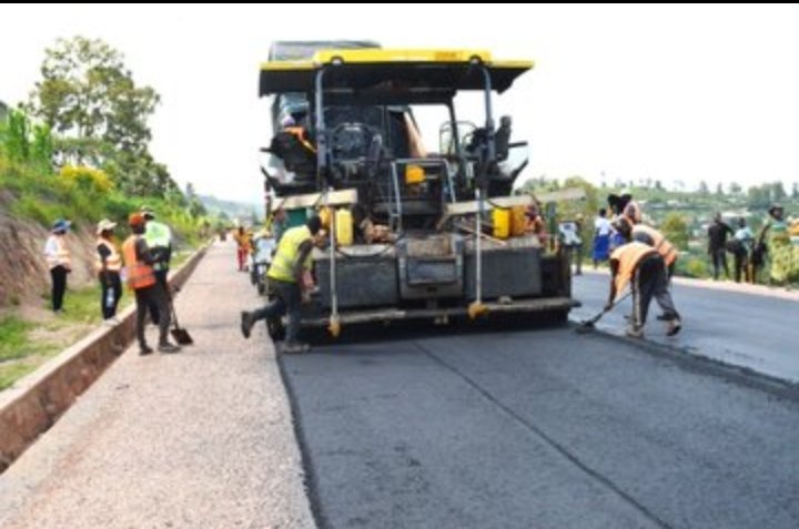 IMITAMENWA200PK's tweet photo. Amakuru ya #RTDA avuga ko Imirimo yo gukora umuhanda Kibugabuga-Shinga-Gasoro (67.34Km), uhuza @RwandaEast na @RwandaSouth iragana ku musozo, aho igeze kuri 97%. 

✅Uyu muhanda wageze i Nyanza,aho uhurira n'uwa Kigali-Huye🛣. 

✅Kuri ubu, uyu muhanda ni nyabagendwa.

🇷🇼♥️✊🤗 https://t.co/Xi3vgwn26n