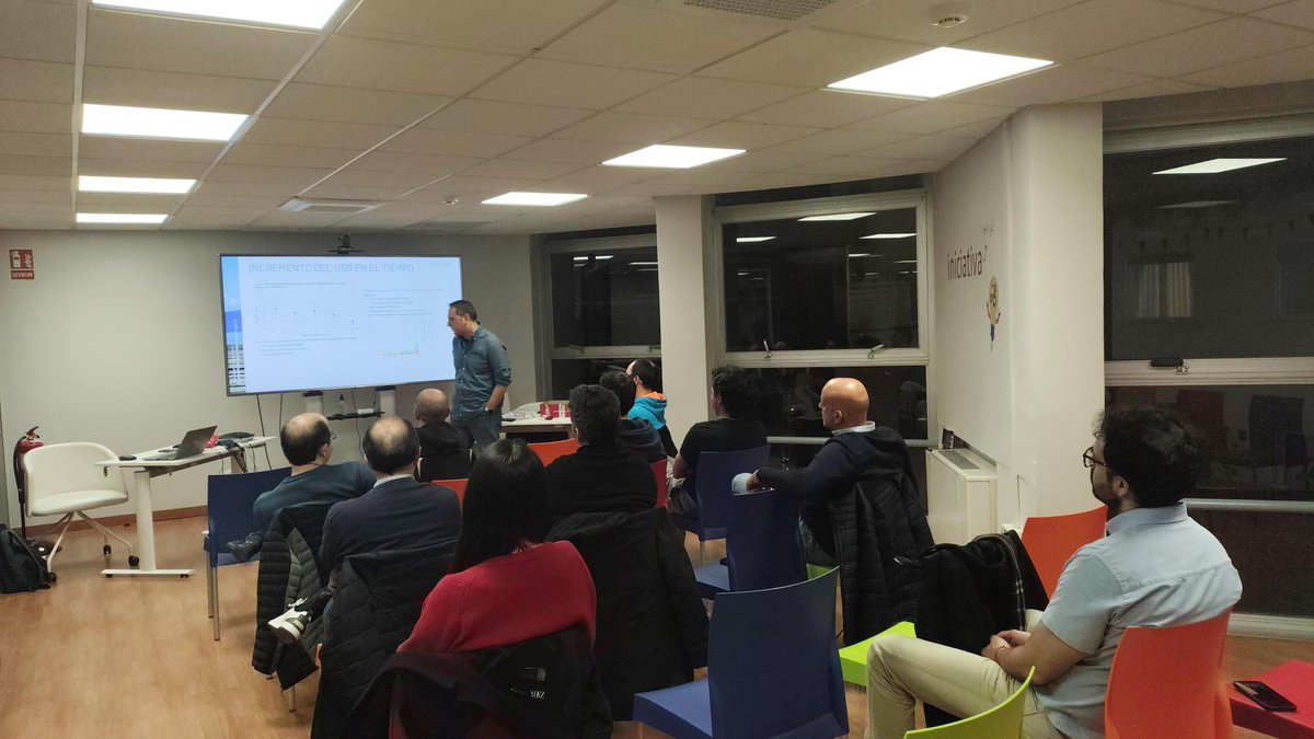 ENCAMINA's tweet image. Vaya sesión hemos tenido hoy con Fernando Gómez de #MSCoders 🙌🏻 Fernando nos ha dejado con la cabeza echando humo (pero del bueno 😆) hablando de #IAs generativas y compartido un buen rato con los cracks que se han dejado caer por nuestra ofi de Madrid.