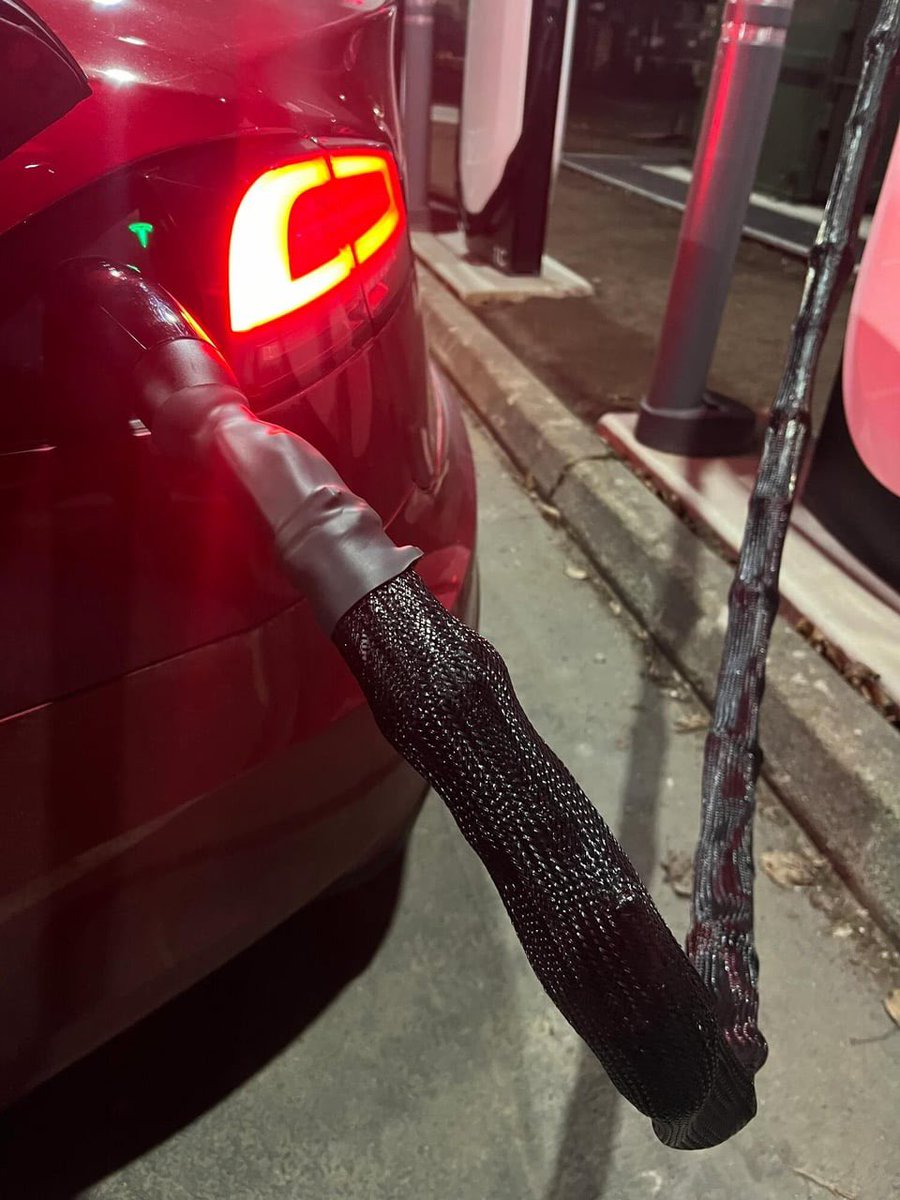 PluginAlberta's tweet image. Hundreds of charging cables have been cut in Alberta in recent months. 
Tesla has started to replace cut cables in the US with these vandal resistant cables. It’s unclear if these are also cut ‘proof’ but they apparently have dye meant to dissuade vandalism. 
Hopefully similar…