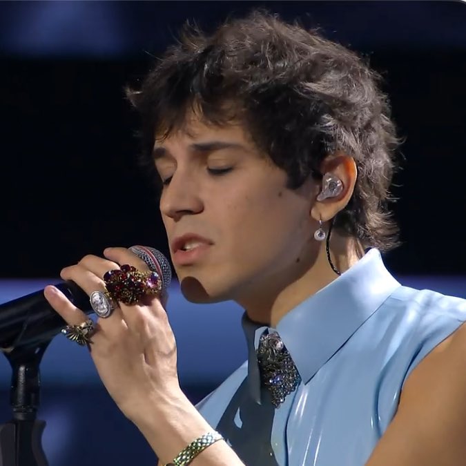 TCDSTV's tweet photo. Lo dico? Lo dico. 
Questa canzone è molto più bella di tante canzoni in gara #Sanremo2025 https://t.co/JlF2ueC3Mv