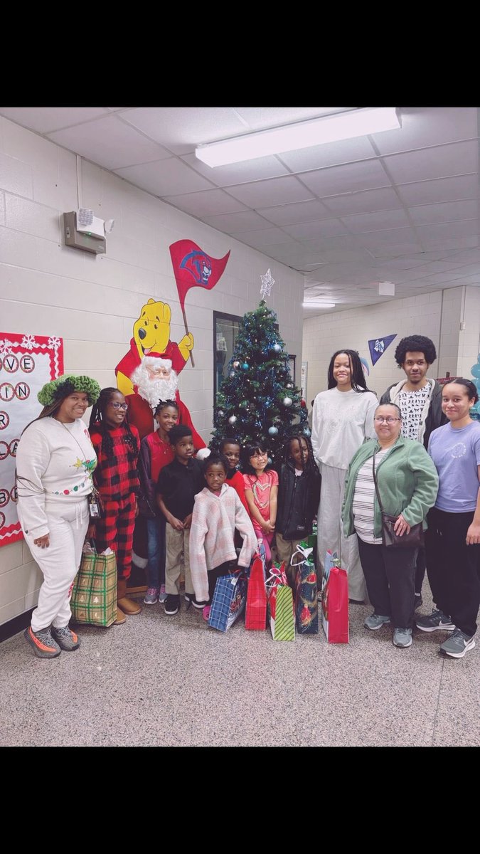 We are so thankful to Miss Veronica and her family for being able to make this holiday season special for our students!😊
#AAMilneES #WeAreMilne
