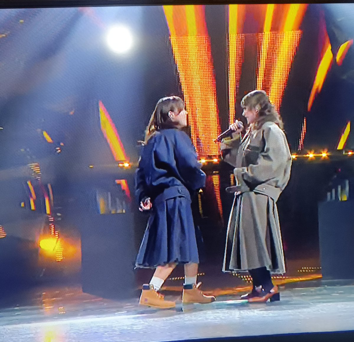 VicolodelleNews's tweet photo. Look bocciatissimo.... Sembrano due vecchie 
#Sanremo2025 https://t.co/MP8NVIfV0O