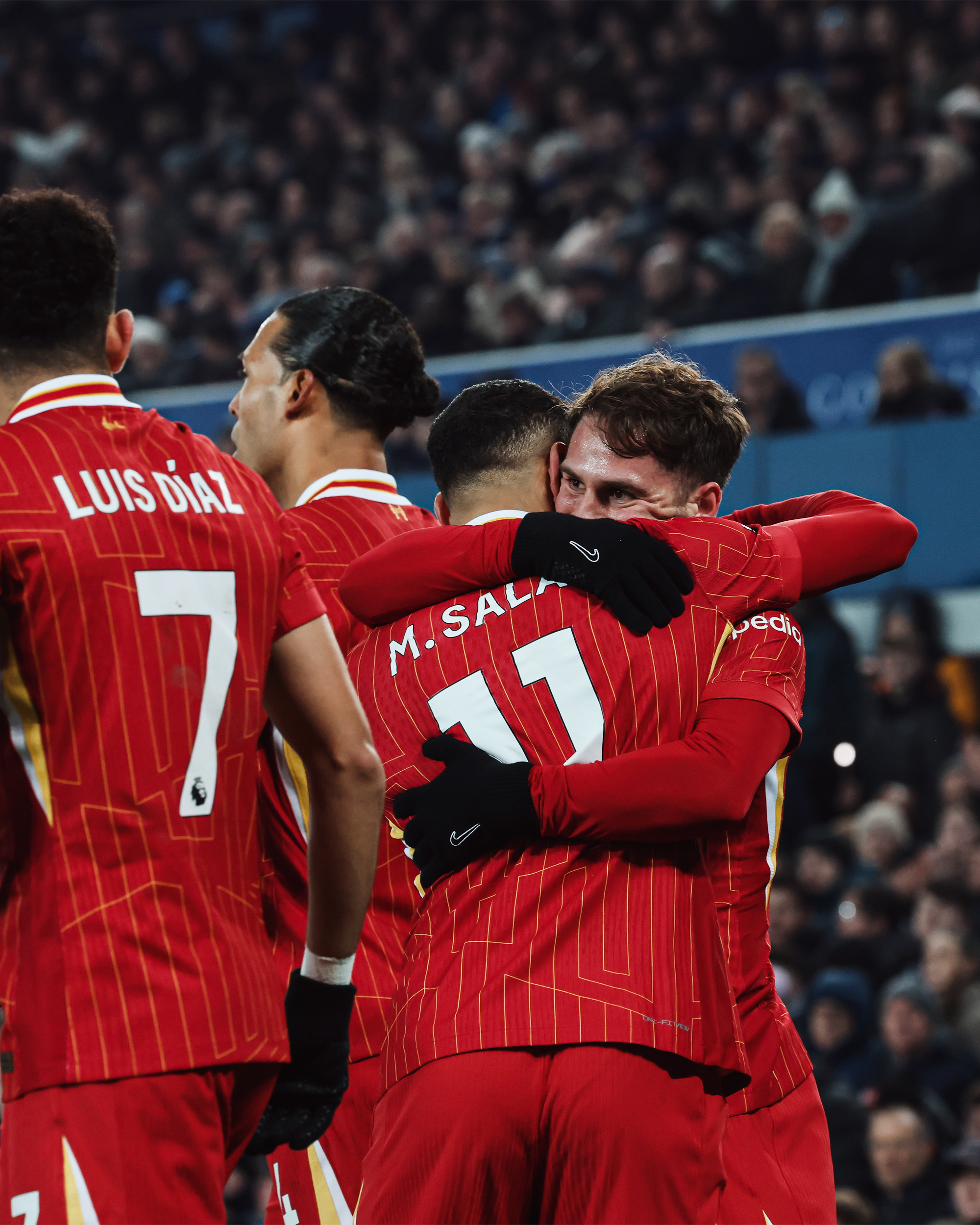 Salah y Mac Allister celebrando el primero del Liverpool ante el Everton. Fuente: Liverpool en "X".