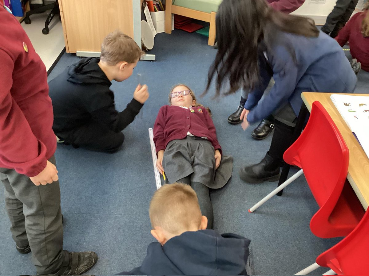 In their Maths lesson today, 3SW have been refining their measuring skills to investigate whether the oldest person in the class is also the tallest. They have also learned how to convert their measurements between centimetres and metres. 📏