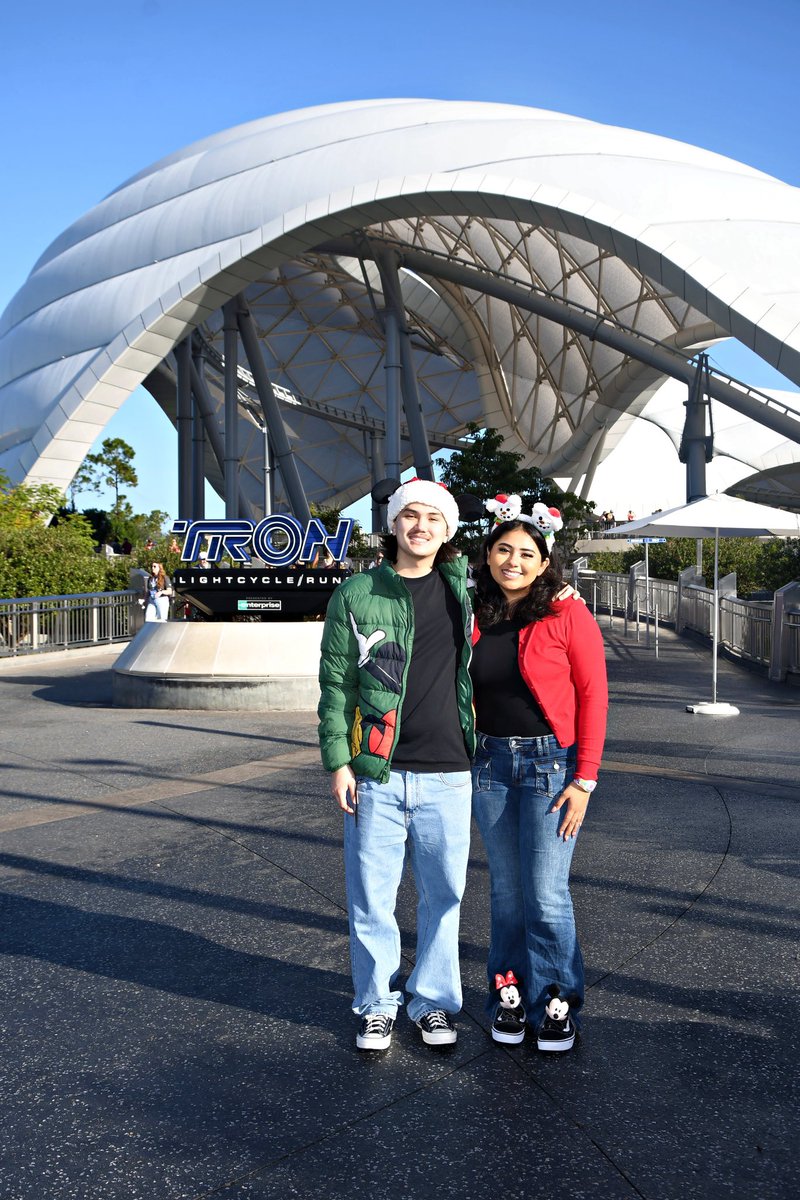 hunter_cuh's tweet photo. disney world https://t.co/EhHJR17zx2