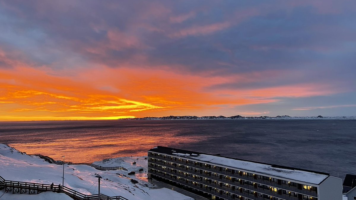 Beautiful sunset in Nuuk, Greenland 🇬🇱 
February 12, 2025
Temp: +10C.