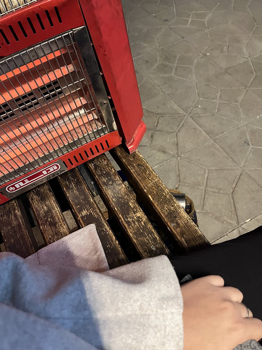 دیروز توی ایسگاه اتوبوس آقایی که مسئول بود اونجا بهم گفت انگار سردته بیا جای من بشین.
از ته قلبم امیدوارم نونِ این کار خوبش رو به بهترین شکل دریافت کنه چون من واقعا سردم بود💓✨