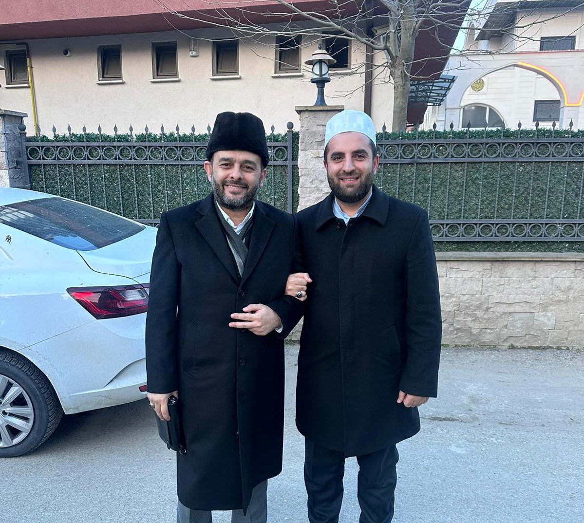 Bu resim Şuracıkta dursun Safımız belli olsun.
Dikyokuş ve onun gibiler bilsin ki, Rüzgar ne kadar sert eserse essin , kayadan alıp götüreceği sadece tozdur.

Vesselam ! 

#halilkonakcıyalnızdeğildir