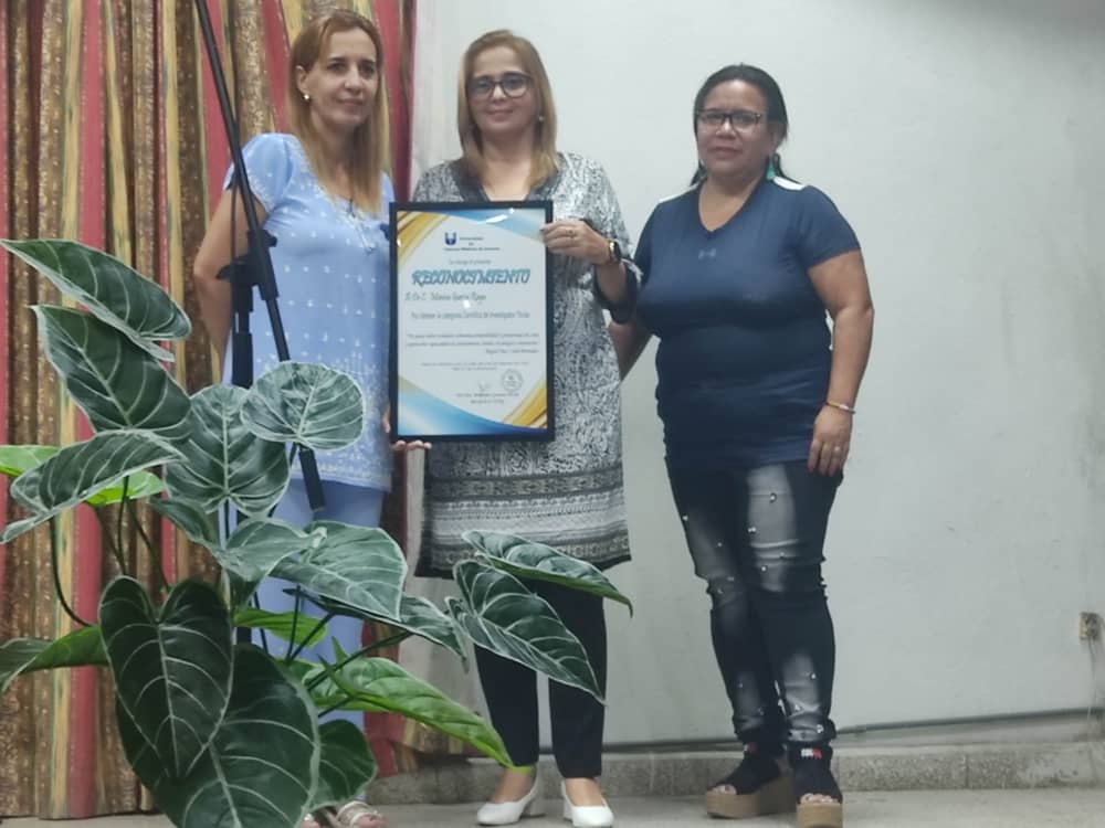 fcmbg2192623's tweet photo. Se reconoce la labor científica de miembros de nuestro claustro en el Acto por el Día de la Ciencia en la Universidad de Ciencias Médicas de Granma ¡Felicidades!👏👏👏
@BrocheMade8940 @japortalmiranda @FEU_FCMB https://t.co/zO4UdsOlLc