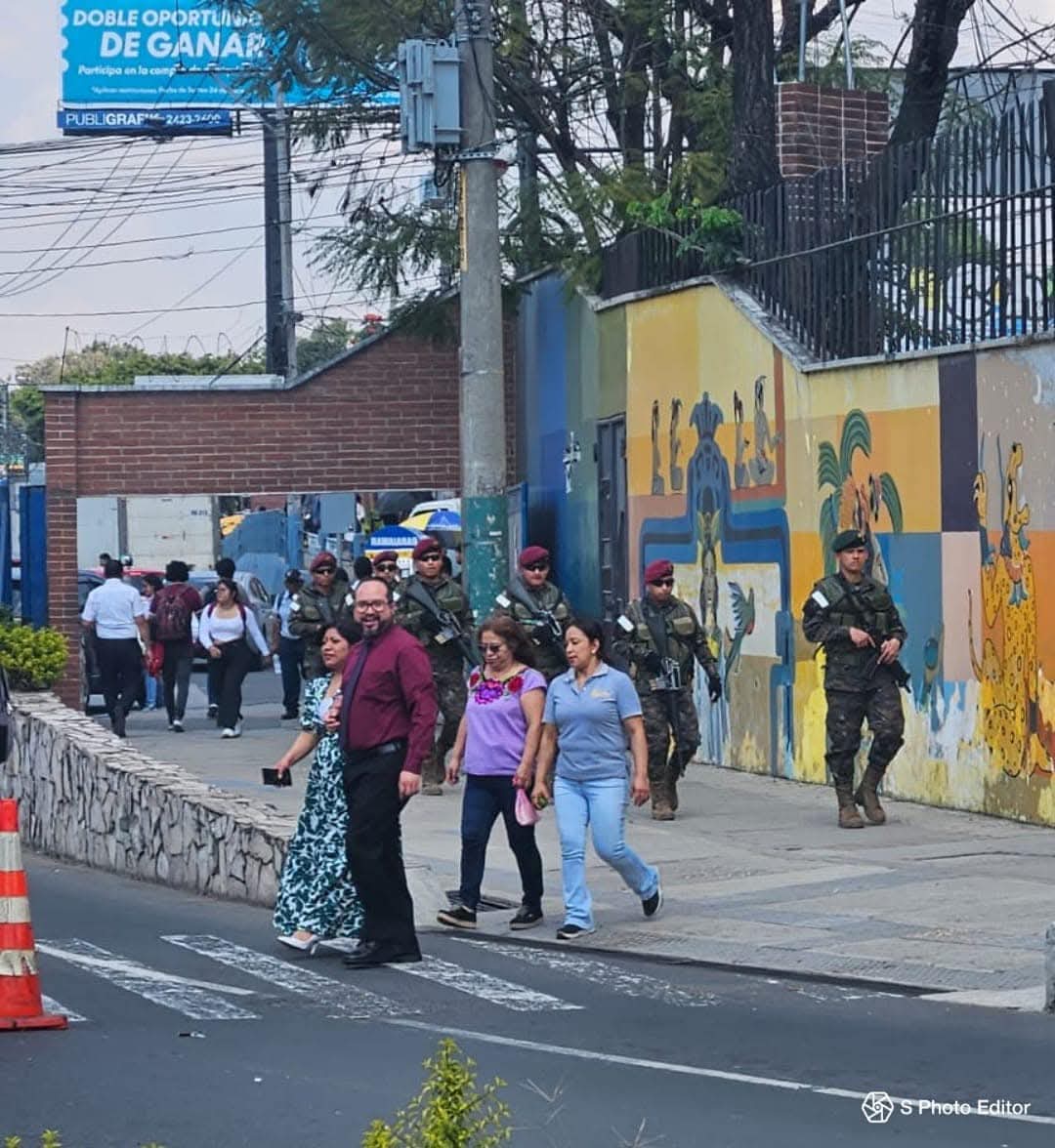 josejulianGuate's tweet image. Es un insulto para todos los guatemaltecos conscientes que el ejercito entre a la USAC, eso viola claramente su autonomía universitaria.

No hay justificación, el ejército no puede ni debe, jamás, entrar a las instalaciones de la única universidad pública del país.