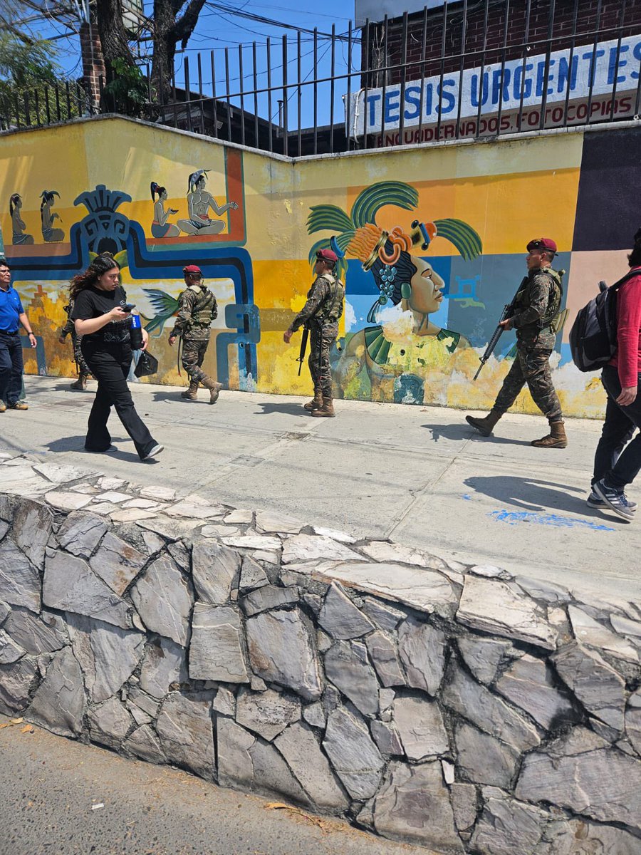 Eriol_Gt's tweet photo. Contra los estudiantes, militares del ejército / Contra los delincuentes, nada, la seguridad privada debió responder.

- PA QUÉ BRG4S @BArevalodeLeon @FJimenezmingob @Ejercito_GT https://t.co/CJ2s0efow9