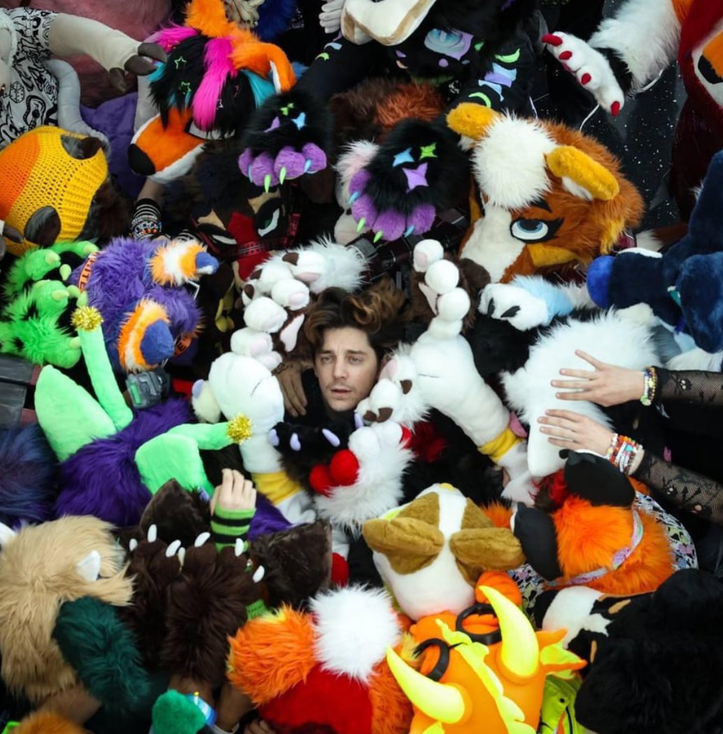 ethannestor's tweet image. pals I need help! WHO TOOK THIS PHOTO. I would like to contact them for potential thumbnail usage 🥰
