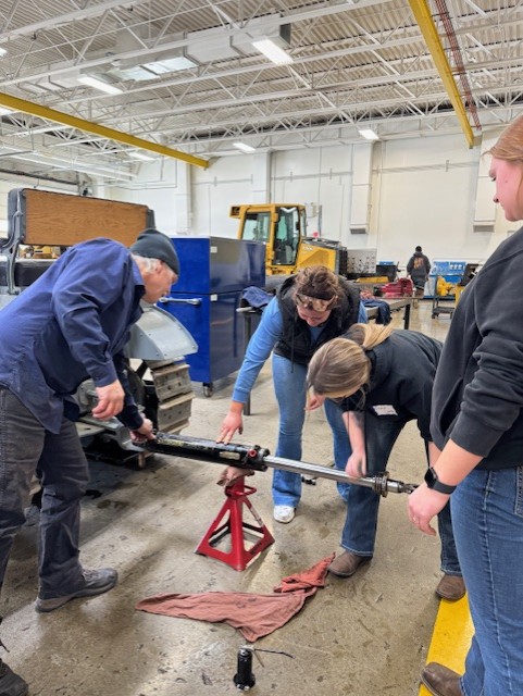 clcmnedu's tweet image. We held our annual Girls in Trades event at our Staples campus this week! High schoolers got a chance to get a hands-on look into programs like #MachineTool Technology, #Diesel Technology, #MeatCutting & #Butchery, #Robotics and #HeavyEquipment.
