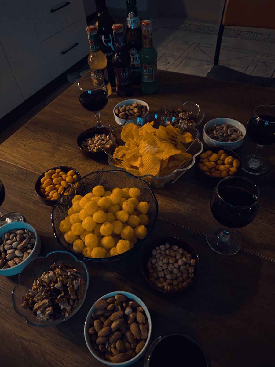 Her akşam votka rakı ve şarap
İçtikçe delirir insan olur harap...