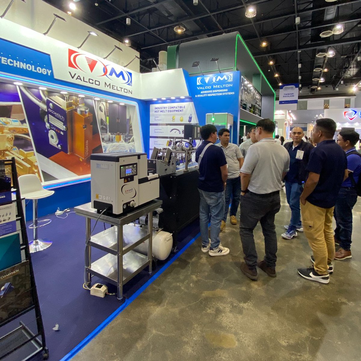 ValcoMeltonJP's tweet photo. Valco Meltonと共にProPak Philippinesに参加し、Hall B、Stand F27でお会いしましょう！

最新技術をぜひご覧ください！

皆様にお会いできることを楽しみにしています！

#ProPak #EcoStitch #バルコメルトン #包装業界 #接着剤システム https://t.co/Bon85RLaXm