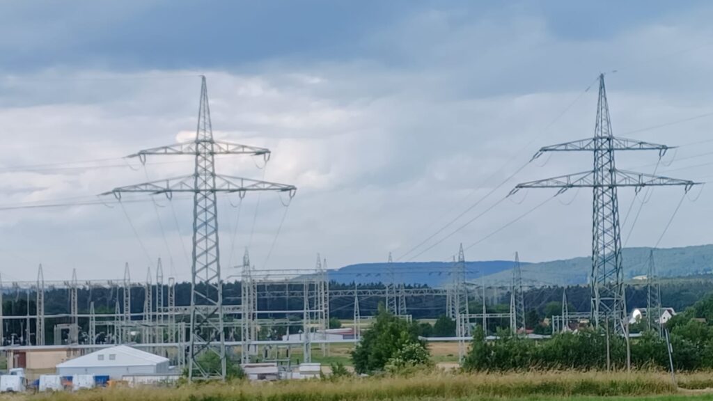 Mit #Juraleitung und neuem #Umspannwerk fällt der Wald 🌳🌳🌳 bei Altdorf.
#AktionsbündnisTrassengegner informiert zum Thema #Übertragungsnetzausbau und kündigt neue #Aktionen und #Demonstrationen an.

stromautobahn.de/mit-juraleit...