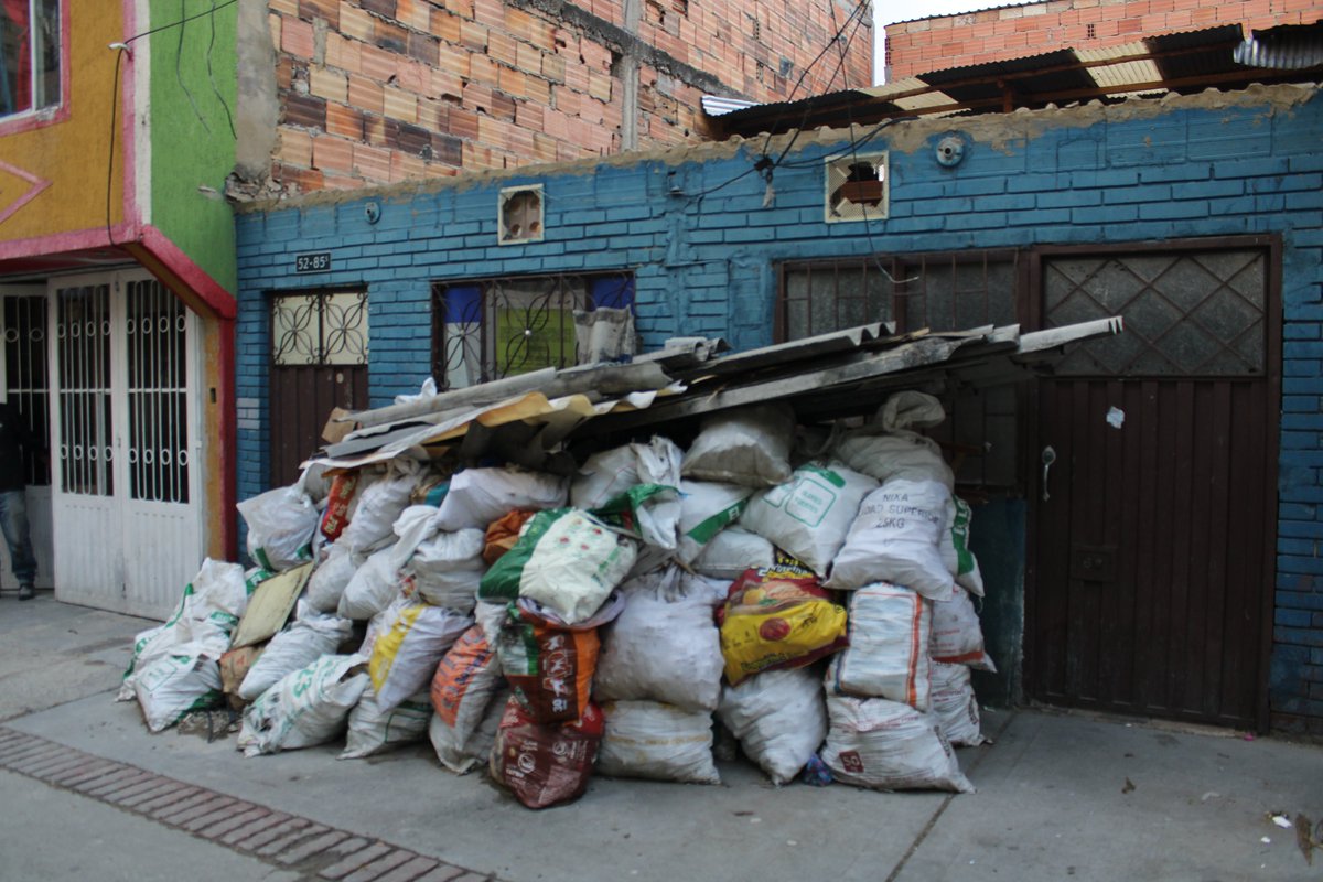 Los duros cuestionamientos al Plan Terrazas de <a href="/ClaudiaLopez/">Claudia López Hernández</a>  Los contratistas dejaron abandonadas las obras de mejoramiento de las viviendas en #RafaelUribeUribe y #SanCristóbal  El director de la <a href="/CVPBogota/">CVP Caja de la Vivienda Popular</a>, Juan Fernández, respondió  sobre las denuncias vientosstereo.com/denuncias-plan…