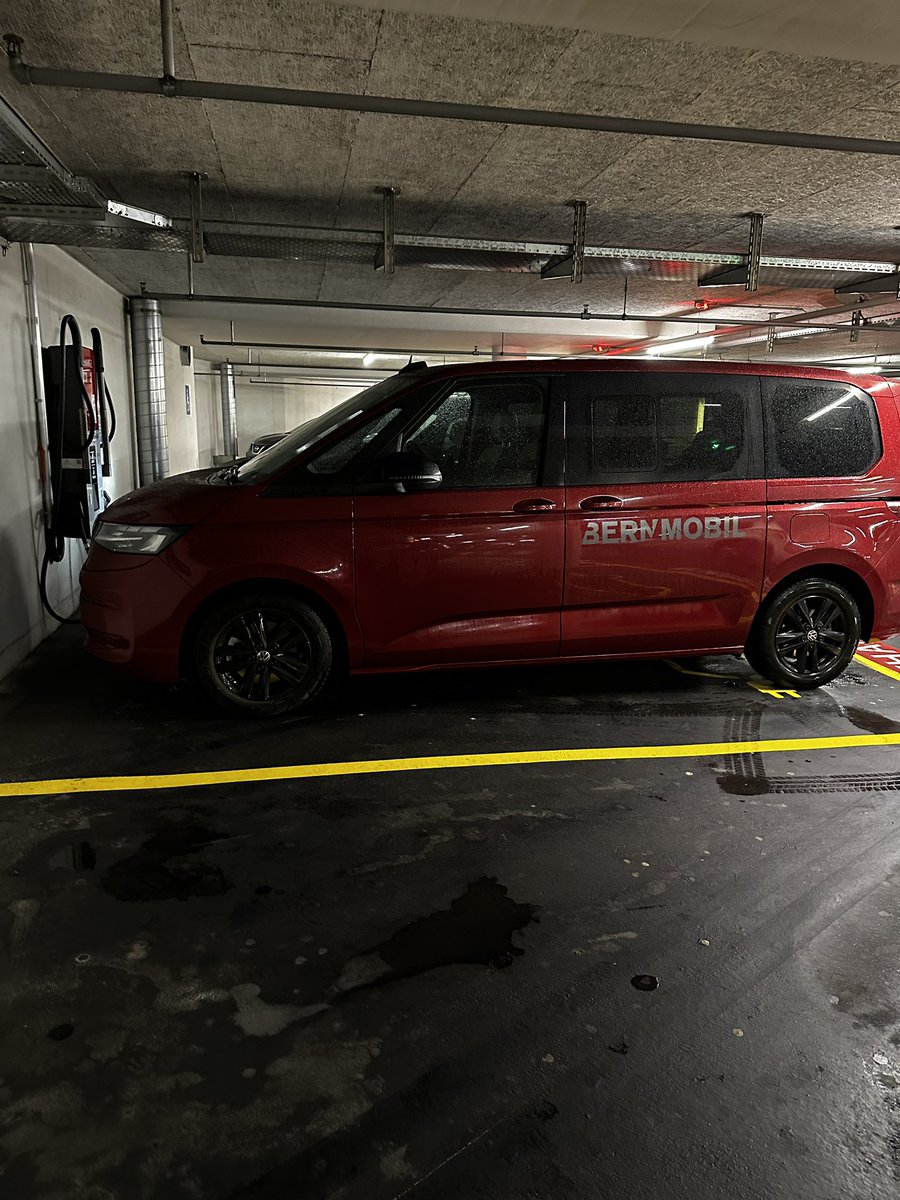 ShaiAvd's tweet photo. @BERNMOBIL wie erklärt ihr das? Danke fürs besetzen der Ladestation! https://t.co/OHftsWnFjR