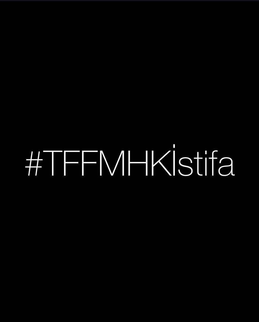 ultrAslan_BH's tweet photo. #TFFMHKİstifa 

Türkiye Futbol Federasyonu ve MHK biraz önce yayınladığı açıklamayla bizzat YALININ arka bahçesinde salıncakta sallandıklarını kanıtlamıştır! 

Bu açıklamayla birlikte fiziken zorla sürdürülen Türk hakemliği müessesesi fiilen sona erdirilmiştir. 

Tarihe not düşmek adına soruyoruz!

Geride kalan 23 haftada değerlendirmeleriniz neredeydi? Geriye dönük VAR’a çağrılmayan tartışmalı pozisyonlarla ilgili değerlendirme yapacak mısınız? 

Ayrıca bu haftadan itibaren VAR incelemesine gidilmeyen tüm kulüplerin bütün tartışmalı pozisyonlarını da yayınlayacak mısınız? 

Atadığımız “tüm hakemler yanlış” masabaşında bizim değerlendirmemiz doğru zihniyeti ile yaptığınız bu açıklama kelimenin tam anlamıyla skandaldır ve sahadaki hakem otoritesi bitirilmiştir.

Sizin atadığınız eski var hakemleri yanlıştı, yerine getirdiğiniz yabancı VAR hakemleride yanlış, bugün orta hakemlerde yanlış, muhtemelen getirmek için yol yaptığınız yabancı orta hakemlerde yanlış olacak! 

TFF ve MHK geldiğiniz günden beri aldığınız kararlarla kendi aranızda çelişiyorsunuz! Yoksa TFF ve MHK aranıza kara kedimi girdi? 

YÖNETEMİYORSUNUZ! İSTİFA EDİN! 

#ultrAslanBH