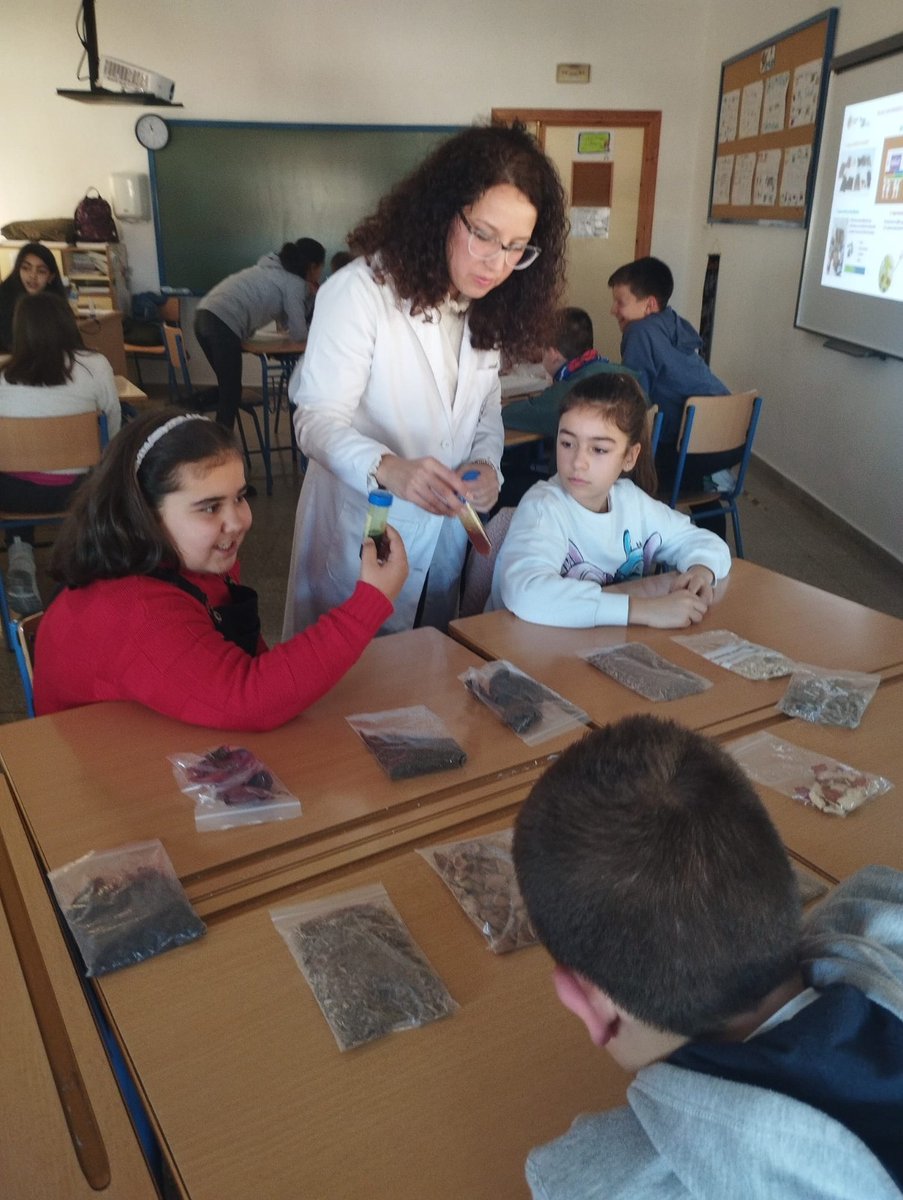 tep233's tweet photo. Con motivo del Día Internacional de la Mujer y la Niña en la #Ciencia, nuestras compañeras @irenegomezcruz4 y María del Mar Contreras realizaron el taller Explorando la #biomasa a través de la ciencia en el CEIP Ntra. Sra. del Rosario Villacarrillo #biomasa #divulgación #uja #I3B https://t.co/6Qw6D8olGI