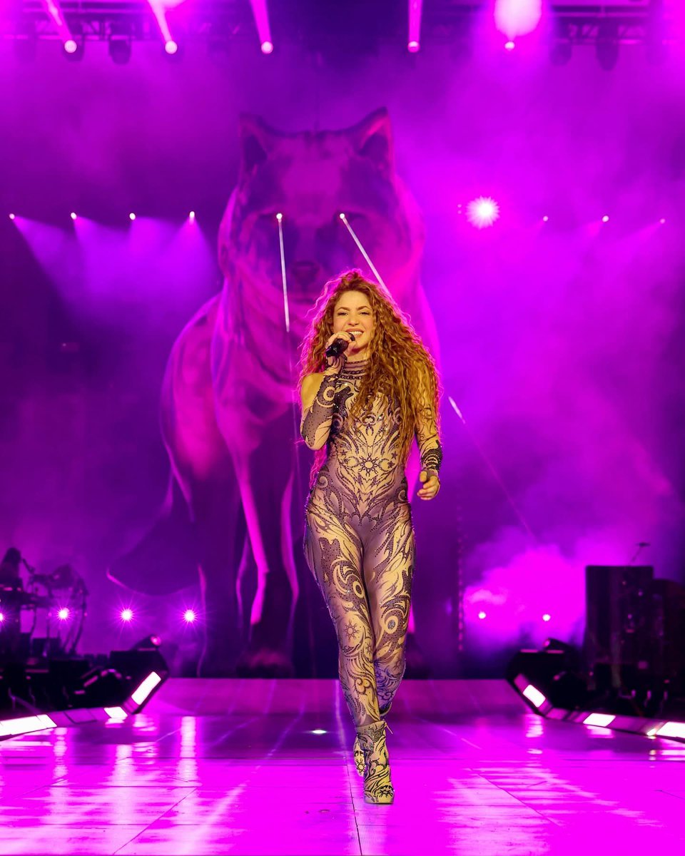 WORLDMUSICAWARD's tweet image. #Shakira brings the House down, performing to a sold out stadium of 55k attendees on the opening night of her Las Mujeres Ya No Lloran world tour in Rio de Janeiro!💪🐺🌟🎤🥇🏟️🇧🇷👑❤️‍🔥

#LMYNLWorldTour 
#LMYNLWorldTourRio