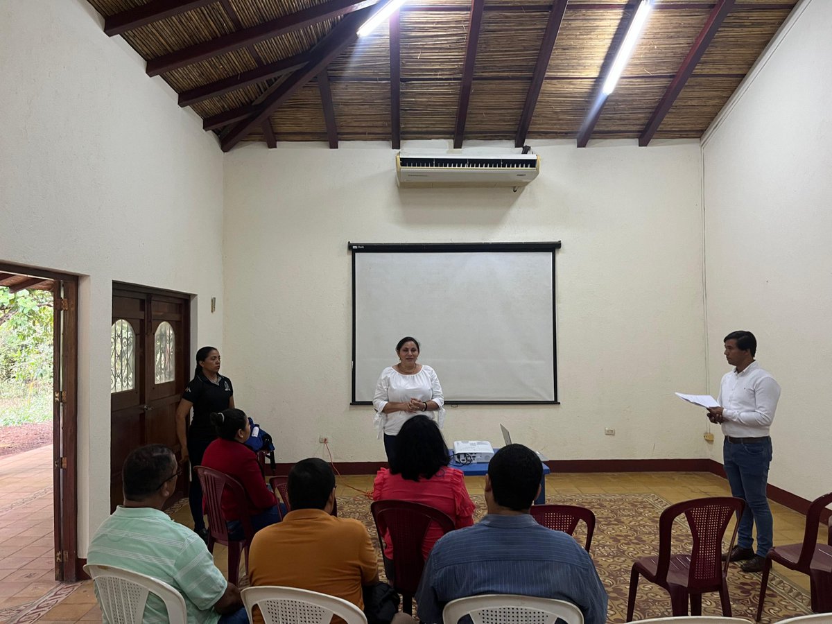 unanleon's tweet photo. En el marco del eje 6 "Ambiente y Naturaleza" de la Estrategia Nacional de Educación "Bendiciones y Victorias" 2024-2026, la UNAN-León llevó a cabo desde el Jardín Botánico Ambiental, taller práctico sobre la promoción de la reutilización y el reciclaje de residuos sólidos, dirigido a docentes del área de conocimiento de Ciencias y Tecnología.

Departamento de Extensión Universitaria | UNAN-León