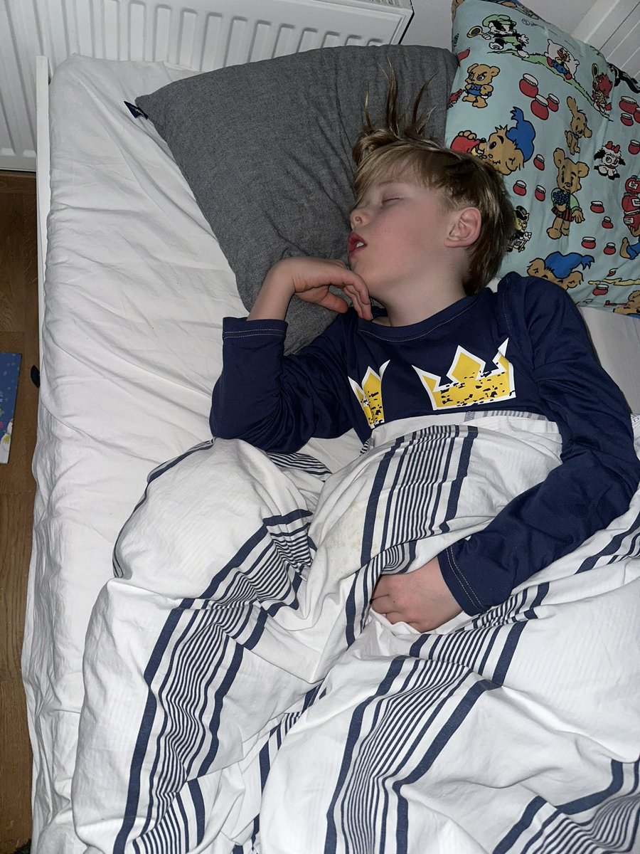 Loui sju år går och lägger sig med den här tröjan inför natten. Tjänstefel om jag inte väcker han till nedsläpp? 
#4nationsfaceoff