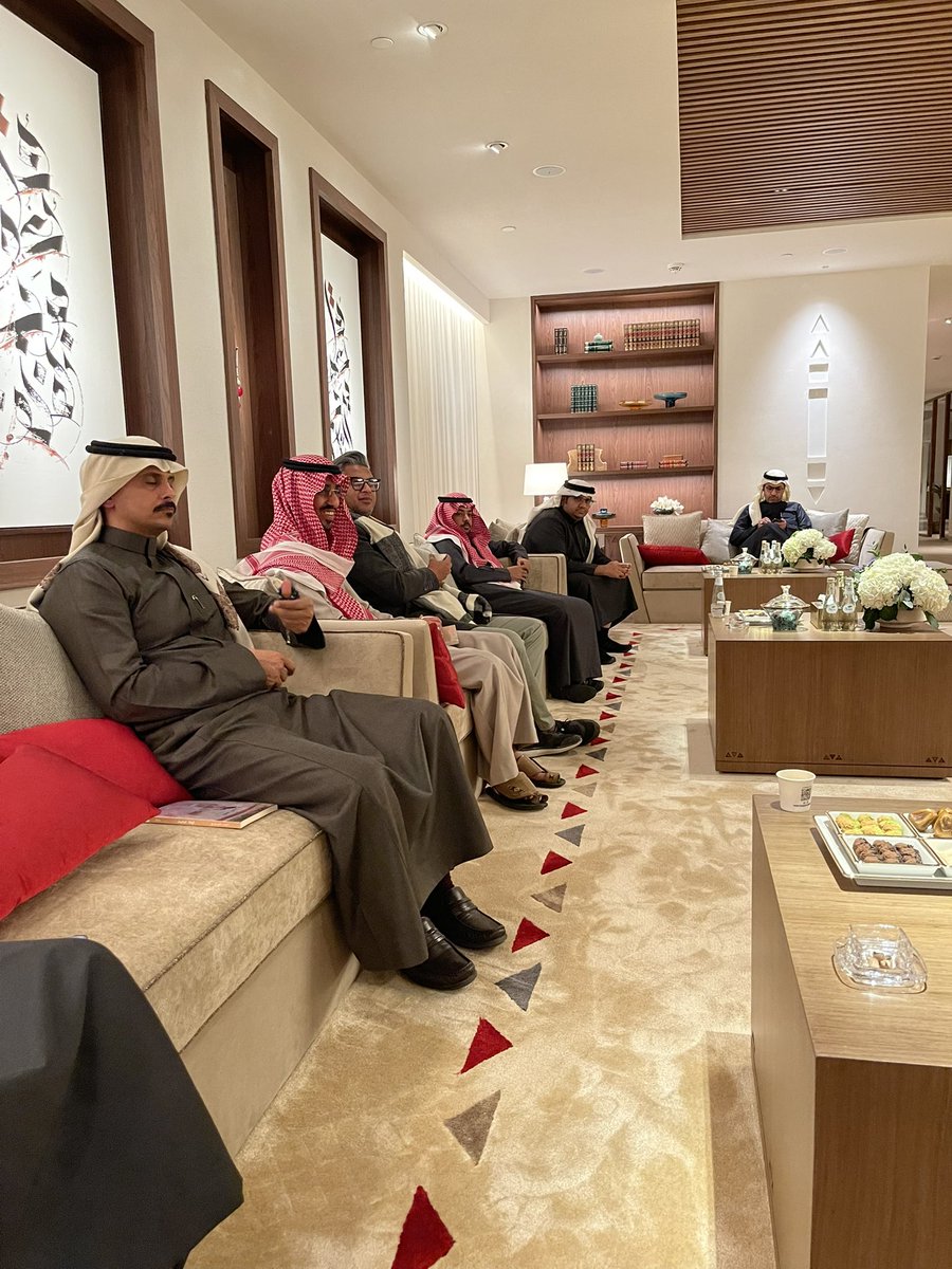 تشرفت هذه الليلة بدعوة كريمة من الأستاذ ياسر مدخلي <a href="/yassermadkhli/">ياسر مدخلي</a> المشرف على “ديوانية القلم الذهبي” في الرياض مع نخبة من الأدباء والمثقفين والمتخصصين في قطاع المسرح، وخرجت منها في غاية السعادة لهذه الإضافة الثقافية المميزة،مكان رائع لتبادل الأفكار وتعزيز الإبداع. وبما تتميز به