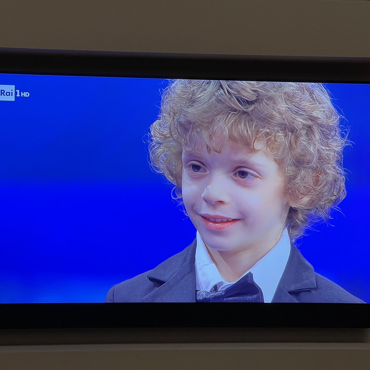 gaaarson's tweet image. Non so cosa abbia indotto in questo bimbo uno sguardo così vacuo a questa età, ma lo capisco #Sanremo2025