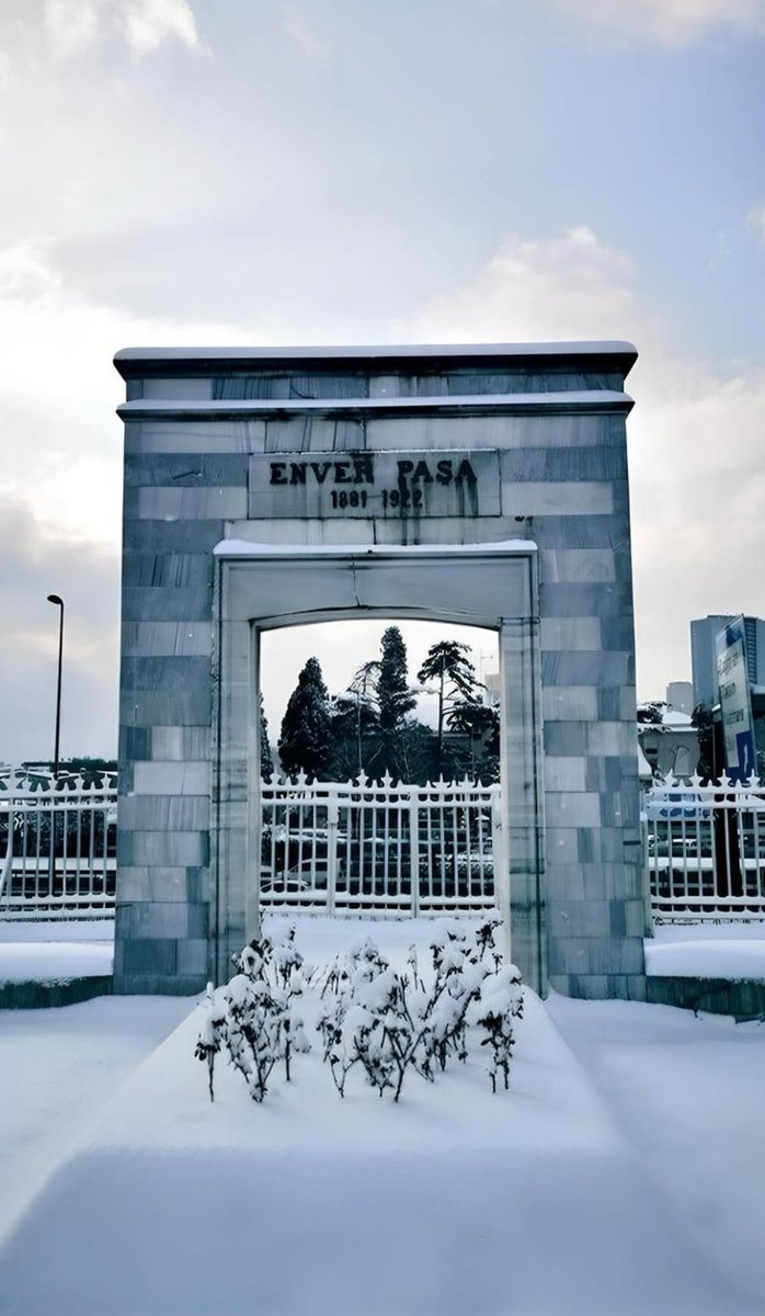 Enver ulu dağları aşar,
Enver sığamaz bu cihana, taşar.