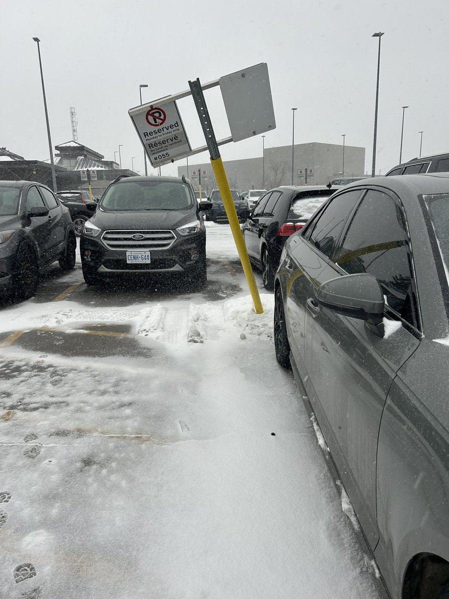 Msbrownie2's tweet photo. @GOtransitLW @Appleby station pole about to come down and damage vehicles! @GOtransit https://t.co/zUE0wuKzHU