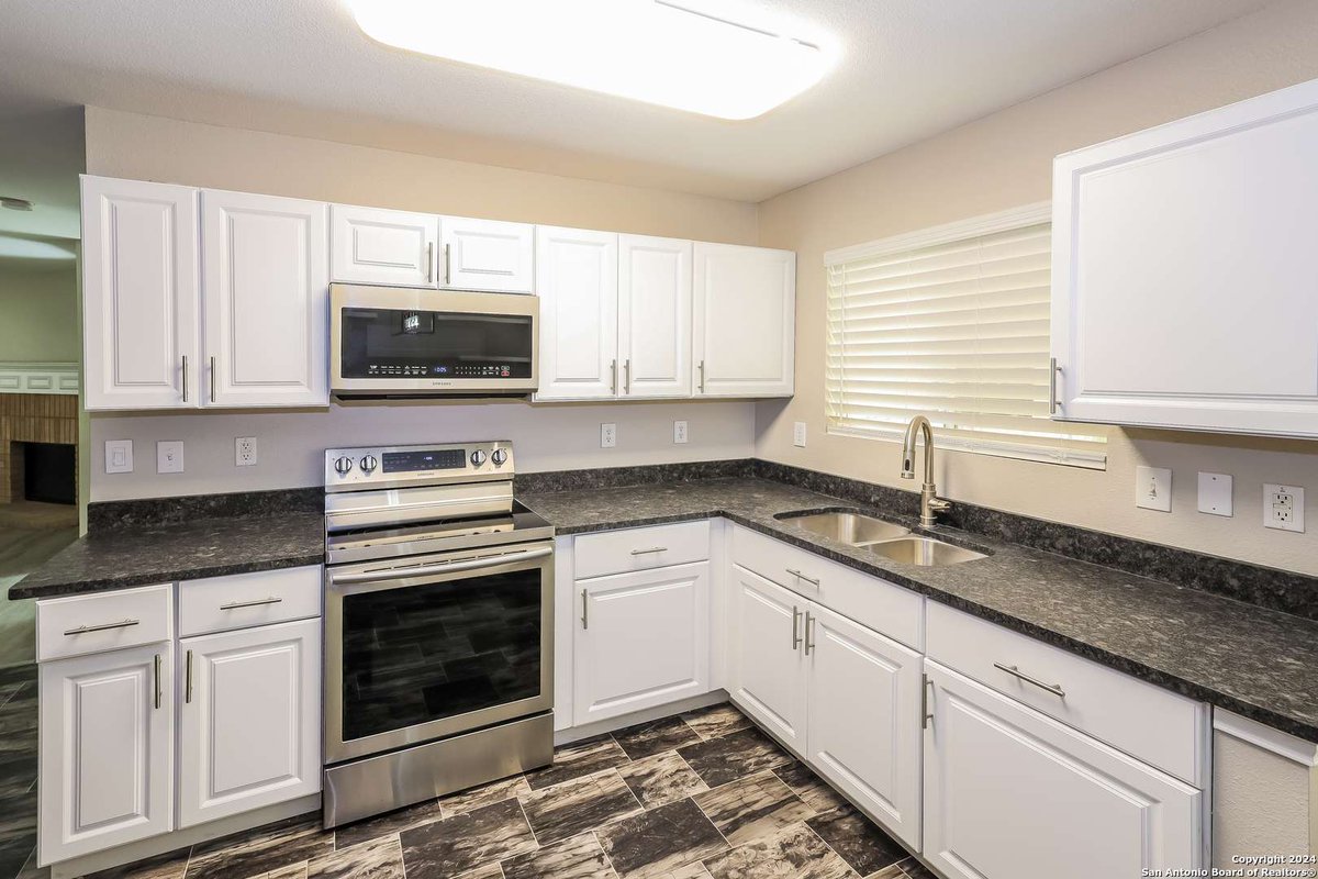 jasso98's tweet photo. New Listing Price: $300,000
10906 HILLSDALE LOOP, San Antonio, TX 78249-3888 is a fantastic property with 4 bedrooms and 3.0 bathrooms.
See more here: https://t.co/DxlsuGtG0k https://t.co/OFUdpRit4N
