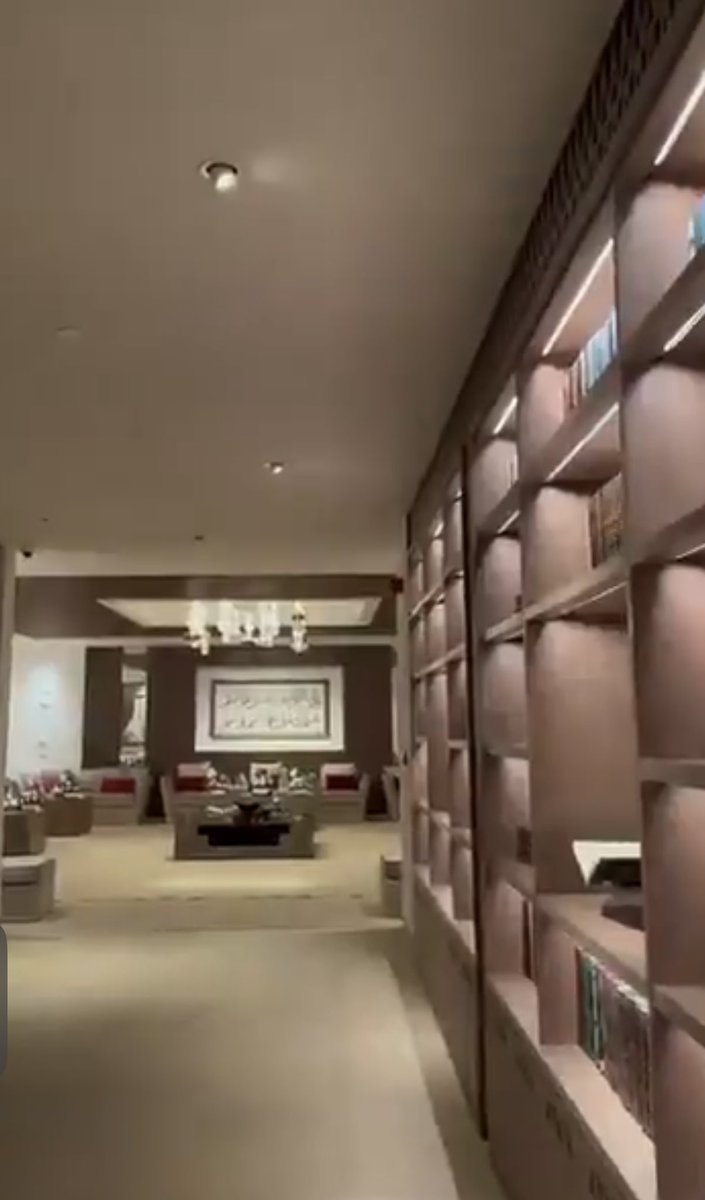 زرتُ #ديوانية_القلم_الذهبي شعرت بشعور ممزوج بالامتنان والفخر هذا المكان معقل الأدب والفن أجواء مثاليه محفزة على الاتقاء الدائم في هذا المكان الذي يشع بالفكر والنقاش العفوي شكراً على الاستقبال و التعريف بهذا الصرح
شكراً للأستاذ ياسر مدخلي <a href="/yassermadkhli/">ياسر مدخلي</a> 
وفريق عمل <a href="/GEA_SA/">الهيئة العامة للترفيه</a> 
على هذا