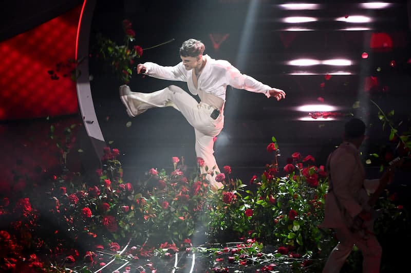 sanremo_en's tweet photo. The last time we saw this many flowers on the Sanremo stage, it didn’t exactly end well...

#Sanremo2025 https://t.co/3HdKVUUty0