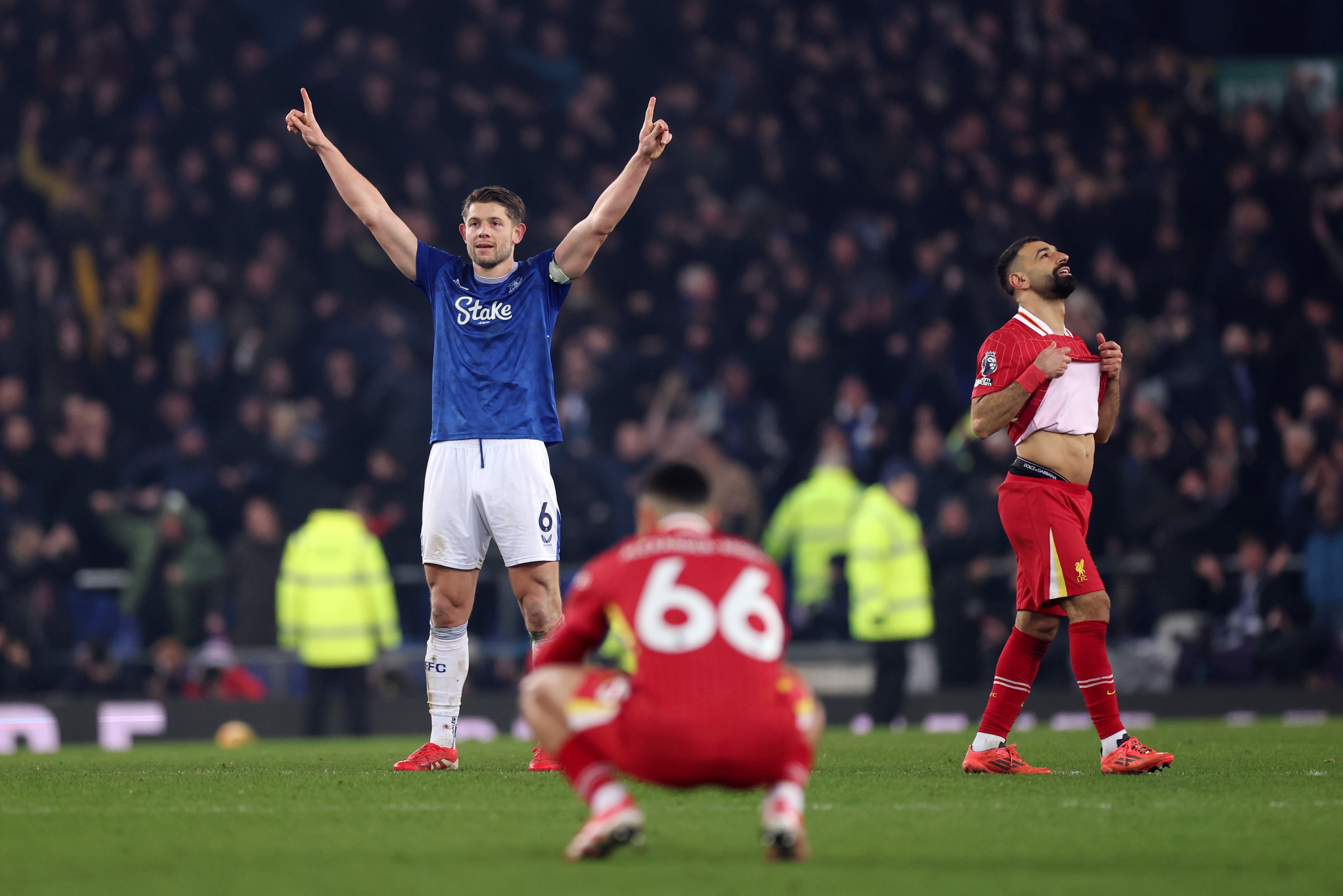 Tarkowski celebra su gol ante el Liverpool. Fuente: Premier League en "X".