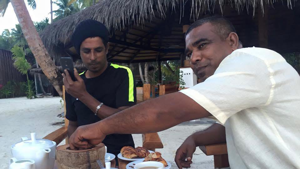 DhonbileyAhmed's tweet photo. އަޅުގަނޑު ކުޑައިރުއްސުރެ އެކުގައި އުޅުނު، ވަރަށް ލޯބިވާ އެކުވެރި މެޒޯ މުޙައްމަދު ވަކިވުމަކީ ބަޔާން ކުރަން ނޭނގޭ ވަރުގެ ހިތްދަތިކަމެއް.

މާތް الله މުޙައްމަދަށް ހެޔޮ ރަޙުމަތް ލައްވައި، ސުވަރު ގޭގެ ދާއިމީ ނިޢުމަތް މިންވަރު ކުރަައްވާށި. އަދި އާއިލާ އަށް ކެތްތެރިކަން ދެއްވާށި. އާމީން. https://t.co/3IZCbaWKKs