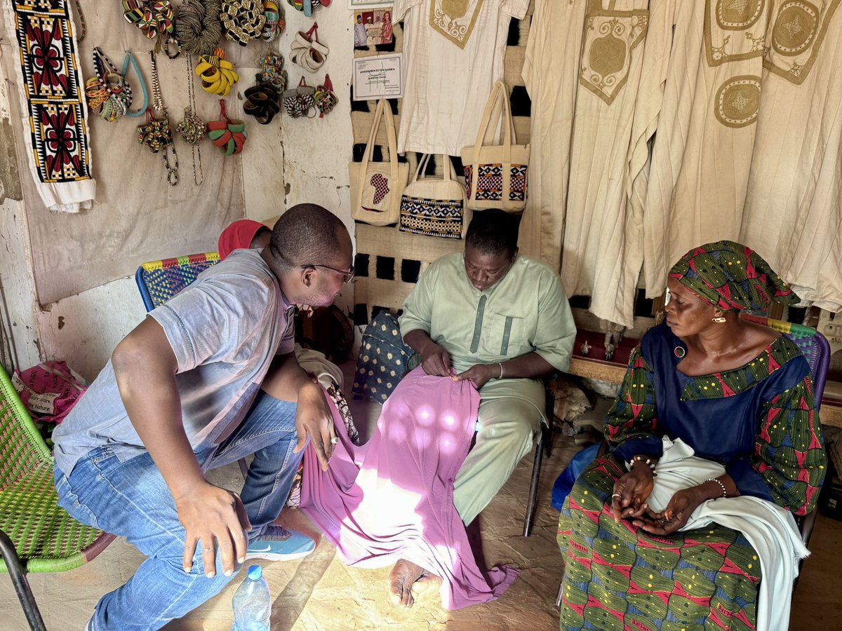 WalahaWebtv's tweet photo. 𝗩𝗢𝗟𝗘𝗧 𝟮 : 𝗜𝗡𝗡𝗢𝗩𝗔𝗧𝗜𝗢𝗡 &amp; 𝗖𝗥𝗘́𝗔𝗧𝗜𝗩𝗜𝗧𝗘́
Avec #AnwkaSo, l’innovation allie traditions et modernité pour des solutions durables.
🔹Un village déconnecté
🔹Les Perles &amp; Broderies de Djenné 
🔹Indigo &amp; Broderies de Sangha :
#CooperationSuisseMali #Doen https://t.co/xWOyh0usvj