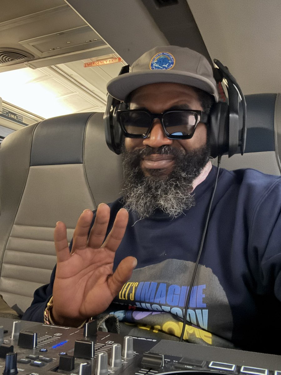 CounselorTuck's tweet image. I’m DJing to myself on this Train.
Feels like this what it’s like to be VIP
A close my eyes and imagine I’m partying on my own Private Train.
Plus y’all wouldn’t like my selection.
Probably not enough Grammy nods and streams for ya lol
#BeYourSelf #StopFittingIn #Itsallwack