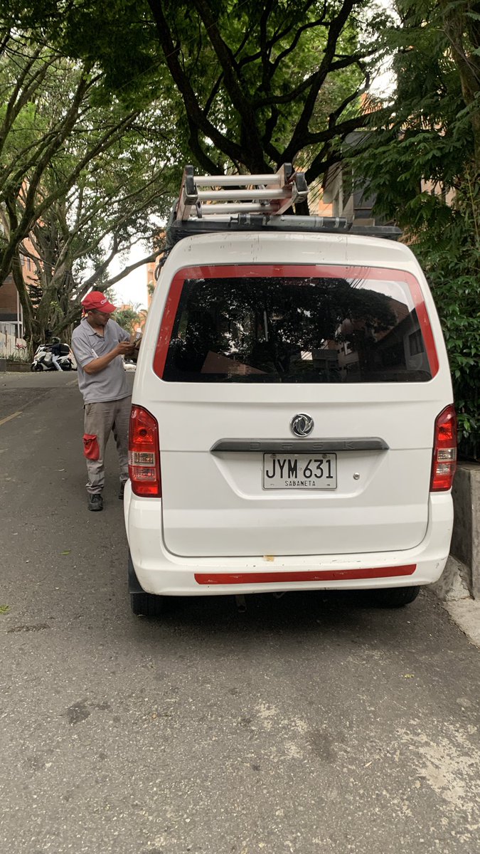 msab0922's tweet photo. @ClaroColombia esté personaje con su compinche vestidos de esa empresa de telecomunicaciones hacen “trabajos” dejando cables en plena vía pública, de les hace el reclamo para que organicen la basura que dejan y la respuesta son unos puños como unos gamines. https://t.co/R8gvfSphZs