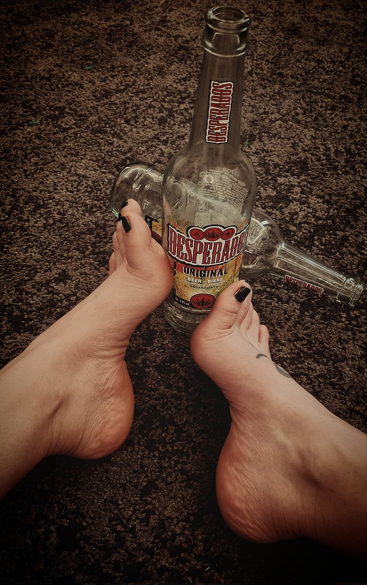 Kittypaws2828's tweet photo. Long day......
#feetِ #feetworshi̇p #beer #longday https://t.co/qVjn8AdRyc